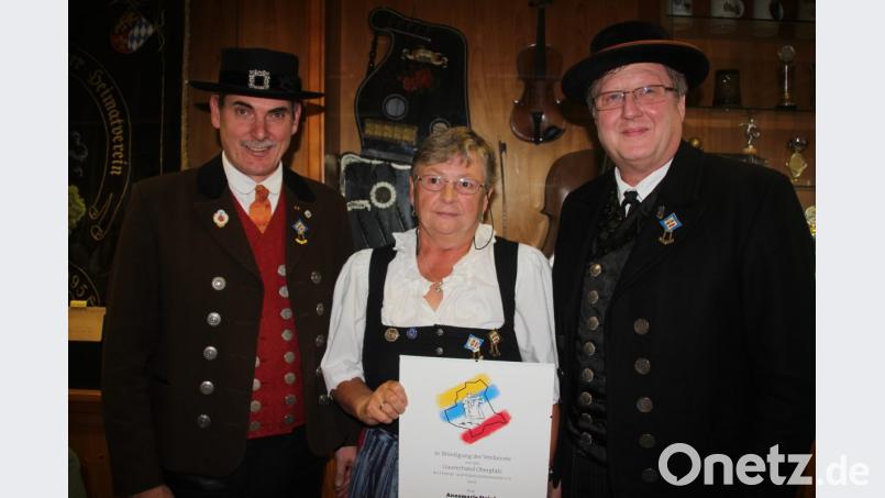 Annemarie Steinl (Mitte) wurde zum Gauehrenmitglied ernannt. Gauvorsitzender Erich Tahedl (links) und sein Stellvertreter Alfred Kerschner gratulierten ihr dazu. Bild: kro