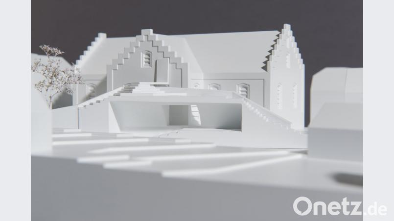 Architekt Georg Zunner erklärte anhand dieses variablen Setzkasten-Modells seine Idee von der Hügel-Variante. Bild: szl