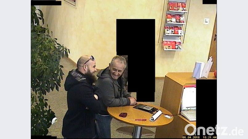 Die Polizei bittet um Hinweise zur Identität von zwei Männern, die in Weiden über 10.000 Euro ergaunerten. Bild: Polizei Weiden