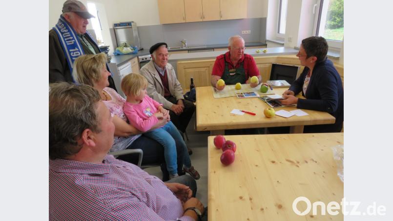 Interessiert folgen die Besucher den Worten von Pomologe Michael Altmann bei der Obstsortenbestimmung des Obst- und Gartenbauvereins Haberland. Bild: adj