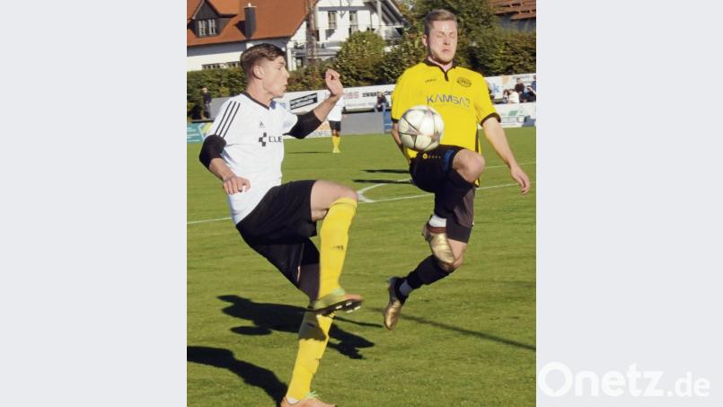 Der SV Poppenreuth (links Jan Koncal im Spiel gegen die SpVgg Bayreuth II) empfängt am Sonntag Spitzenreiter Kickers Selb. Bild: heh