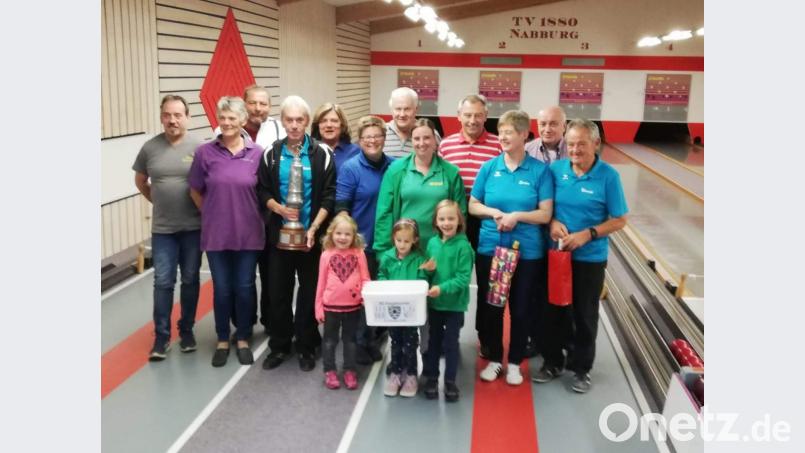 Das Bild zeigt die Spielführer der beteiligten Mannschaften. Bild: ral