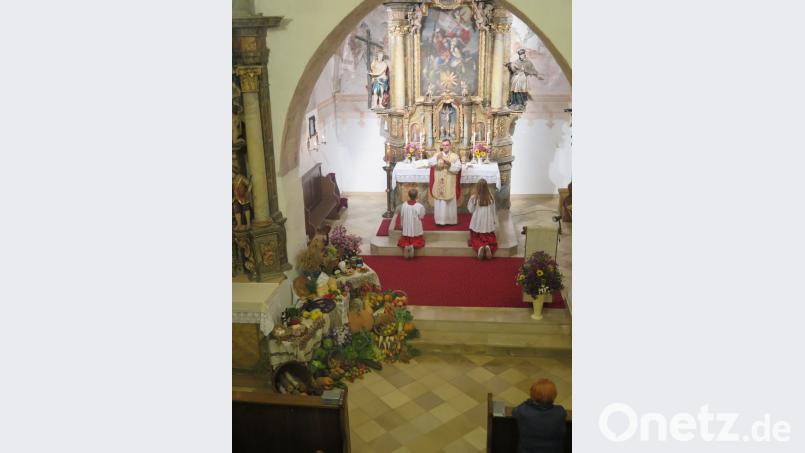 Stadtpfarrer Konrad Amschl zelebriert die Abendmesse in der Filialkirche Oberndorf mit dem prächtigen Erntealtar. Bild: jzk