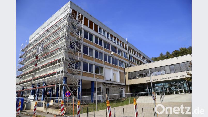 Die Gebäude des Beruflichen Schulzentrums Oskar von Miller Schwandorf haben alle ein Flachdach. Auch die neue Werkstatt wird kein Satteldach bekommen. Bild: Hösamer