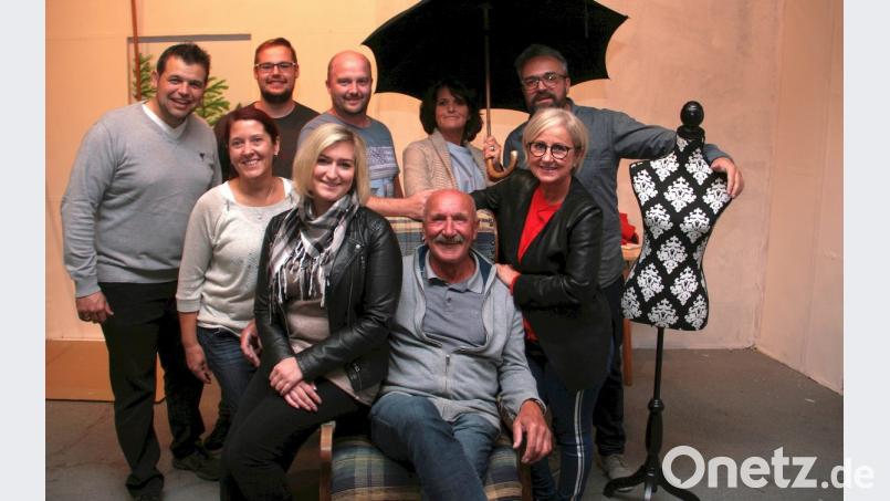 Regisseur Wolfgang Lang (links) hat sich erneut ein heiteres Stück ausgesucht. Unterstützt wird er von Margitta Sandner (Zweite von links). Bild: wro