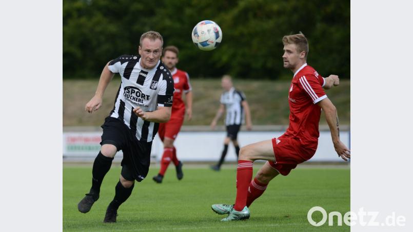 Matthias Messmann (links) und die Schwarzenfelder müssen im Landkreisderby gegen den SV Schwarzhofen alles raushauen. 	Bild: mhs Bild: ham