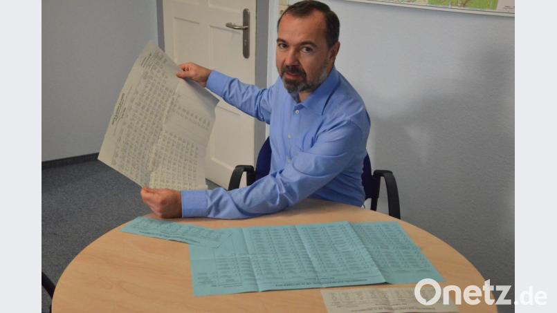 Thomas Schraml mit den Wahlscheinen zur Landtags- und Bezirkswahl 2018. Bild: Benkhardt