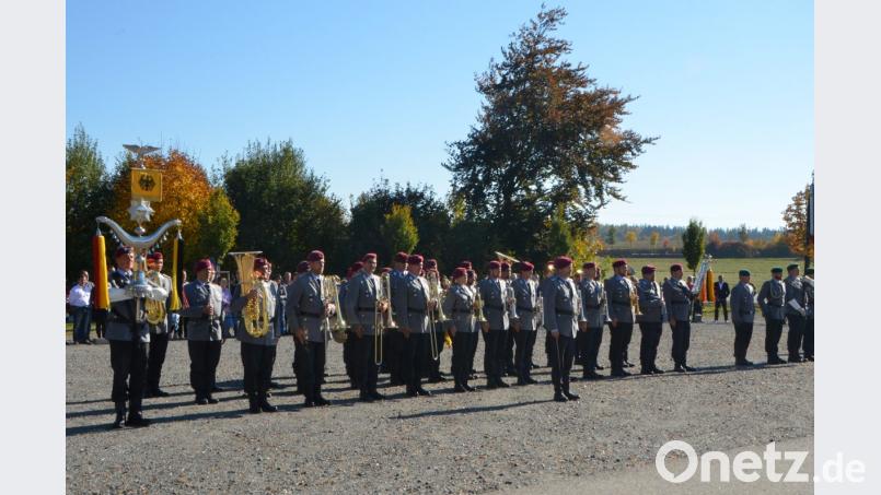 Die musikalische Gestaltung der Feier übernimmt das Heeresmusikkorps aus Veitshöchheim unter der Leitung von Oberstleutnant Roland Kahle. Mit der Bayernhymne und der Deutschen Nationalhymne endet die offizielle Feier. Bild: dob