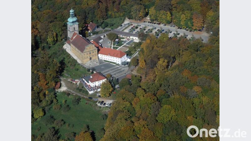 Die Mariahilfbergkirche mit dem Franziskanerkloster (rechts neben der Kirche) und der Bergwirtschaft (unten). Bild: Bernd Georgi