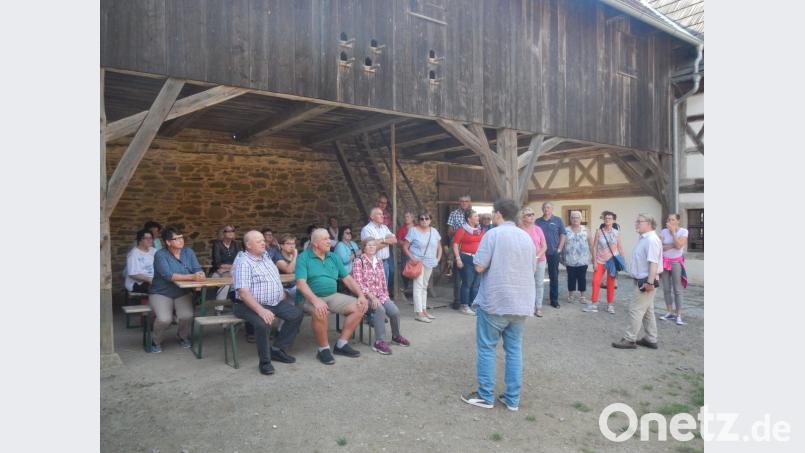 Die Seniorenbeauftragten erhalten beim Rundgang durch das Oberpfälzer Freilandmuseum viele Informationen. Den Ausflug hat Kreisseniorenbeauftragter Ludwig Spreitzer (Zweiter von rechts) mit organisiert. Bild: exb