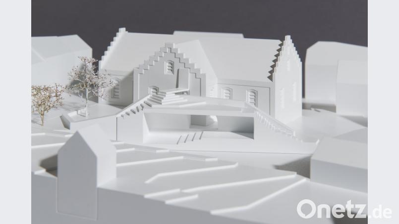 Architekt Georg Zunner erklärte anhand dieses variablen Setzkasten-Modells seine Idee von der Hügel-Variante. Bild: szl