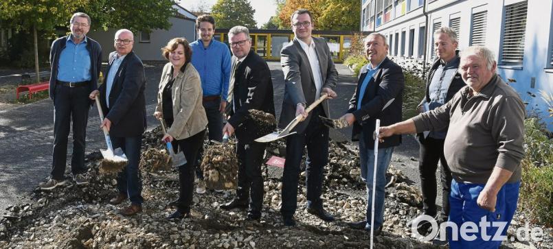 Spatenstich zur Neugestaltung des Pausenhofes an der Jahn-Grundschule. Bild: Petra Hartl