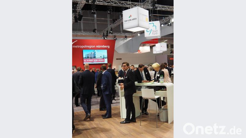 Ein Würfel mit dem Logo &quot;Top Job Area&quot; hängt über dem Ausstellerstand der Stadt Weiden auf der Expo Real Bild: Bühner