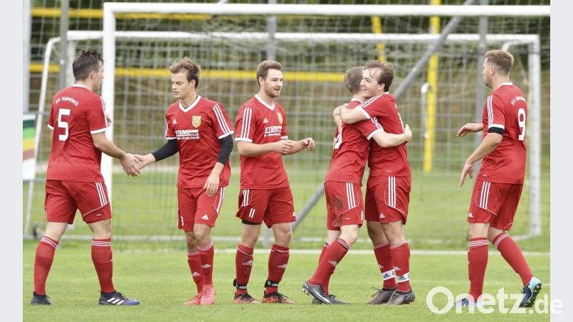 Jubelnde Hahnbacher – mittlerweile wieder ein gewohntes Bild. Nach holprigem Start in die Saison ist der amtierende Meister seit nun acht Spielen in der Bezirksliga Nord ungeschlagen, sieben davon gewann die Mannschaft von Trainer Thorsten Baierlein und verbesserte sich von Platz elf am zweiten Spieltag auf Rang drei. Bild: Hubert Ziegler