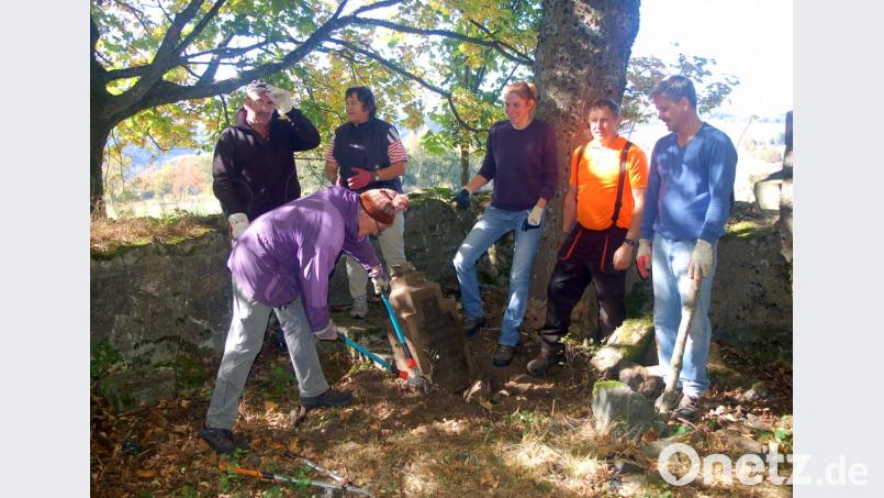 Bei den auf zwei Tagen ausgelegten Arbeiten packte Pfarrer Georg Hartl (vorne, links) mit passendem Werkzeug stets selbst tatkräftig mit an. Bild: fjo