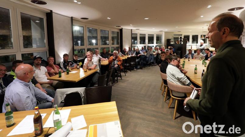 TV-Vorsitzender Thomas Bärthlein (rechts) ist qua Satzung derzeit Interims-Abteilungsleiter der FC-Fußballer. In einer Versammlung muss er eingestehen, dass die Abteilung mit dem Ausflug der ersten Mannschaft in die Regionalliga an den Rand des wirtschaftlichen Ruins und Image-Totalverlusts getrieben wurde. Gebannt ist die Gefahr beileibe noch nicht. Bild: Wolfgang Steinbacher