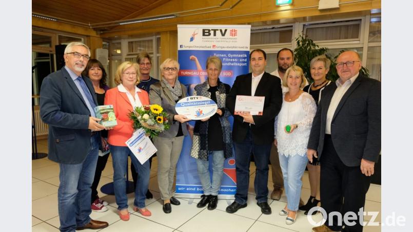 Die Vorsitzende des Bayerischen Turnverbandes im Turngau Oberpfalz Süd, Edith Lindner überreichte das Qualitätssiegel für den „Seniorenfreundlichen Verein“. Bild: mab