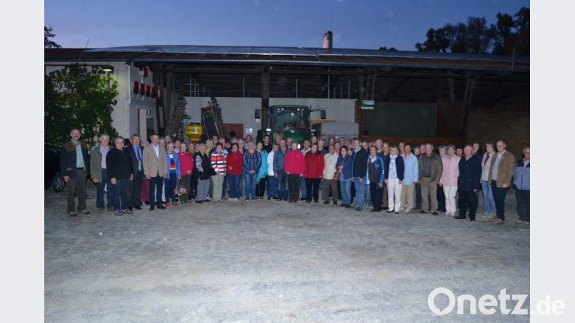 Vor einer der riesigen Hallen des Fachzentrums in Almesbach empfängt Landwirtschaftsdirektor Helmut Konrad (Fünfter von links) Heimatring-Vorsitzenden Günther Magerl (Vierter von links) und die fast 100 Delegierten. Bild: hcz