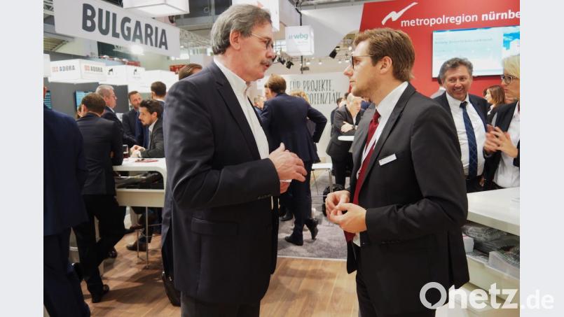 Kontakte finden und Gespräche führen so wie es hier Wirtschaftsförderer Nicolas Lahovnik mit einem Interessenten am Ausstellungsstand der Stadt Weiden auf der Expo Real macht, sind das Wichtigste Bild: Bühner