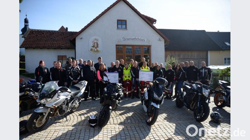 Eine Spende von zahlreichen Motorradfahrern aus ganz Nordbayern erhalten die Feuerwehr Hohenkemnath sowie die Helfer vor Ort Ursensollen. Bild: brü