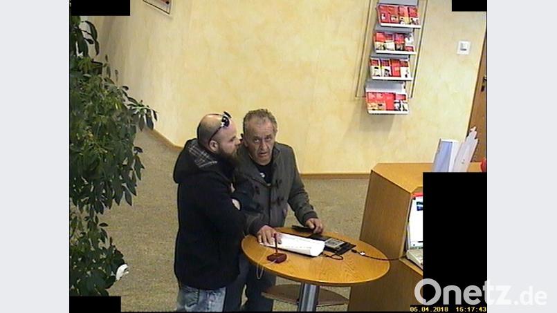 Die Polizei bittet um Hinweise zur Identität von zwei Männern, die in Weiden über 10.000 Euro ergaunerten. Bild: Polizei Weiden