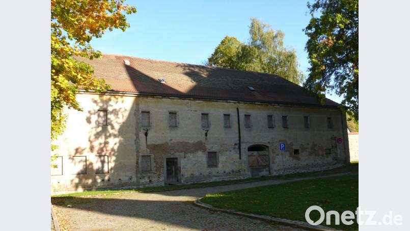 Das unansehnliche Marstall-Gebäude im Ensemble der Friedrichsburg will der Landkreis als Besitzer grundlegend sanieren. Mehr als fünf Millionen sollen dafür aufgewendet werden. Der frühere und zwischenzeitlich verstorbene Stadtrat Max Mittelmeier hätte seine größte Freude daran. Er mahnte die Sanierung vor vielen Jahren immer wieder an. Bild: dob