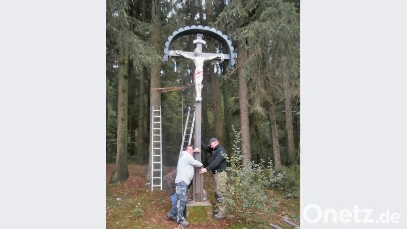 Für Alfons Barth ist das Feldkreuz am Waldrand vor Meerbodenreuth in Richtung Weiden „eines der schönsten Flurdenkmale im Gemeindebereich Altenstadts“. Bild: cr