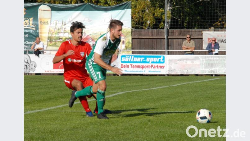 Am vergangenen Samstag gewann der SV Mitterteich das Heimspiel gegen den Baiersdorfer SV mit 1:0. Hier zieht Matthias Männl (rechts) seinem Gegenspieler davon. Die nächste Aufgabe wartet am Samstag beim SV Memmelsdorf. Bild: Rudi Gebert
