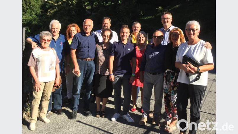 Gäste aus Stulln besuchten die Familie Zappa in Brozzo, darunter befand sich auch Bürgermeister Hans Prechtl. Mattia (vorne Mitte), der Enkel der Familie Zappa, steht zwischen seinen Großeltern Elide und Italo. Bild: exb