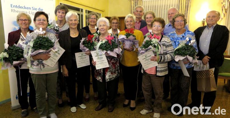 Die Rheuma-Liga Schwandorf ehrte Mitglieder für 30- und 25-jährige Treue. Bild: Hirsch