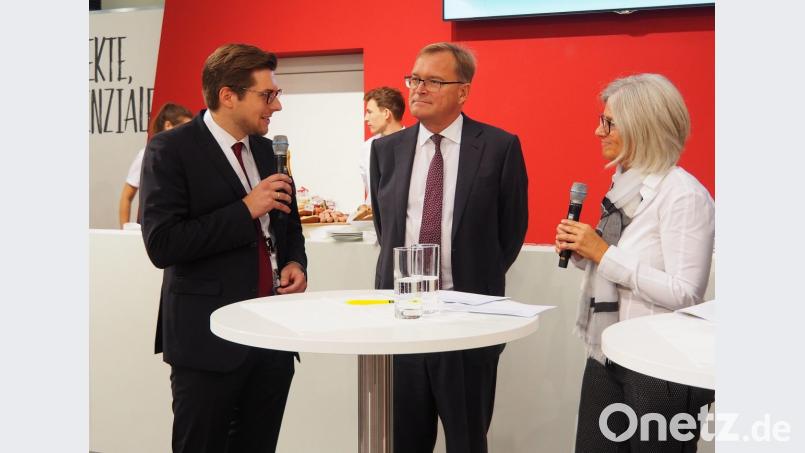 Wirtschaftsförderer Nicolas Lahovnik (links) spricht bei der Podiumsdiskussion unter anderem mit dem Ratsvorsitzenden der Metropolregion, dem Bamberger Oberbürgermeister Andreas Starke sowie der Geschäftsführerin der Metropolregion Christa Standecker Bild: Bühner