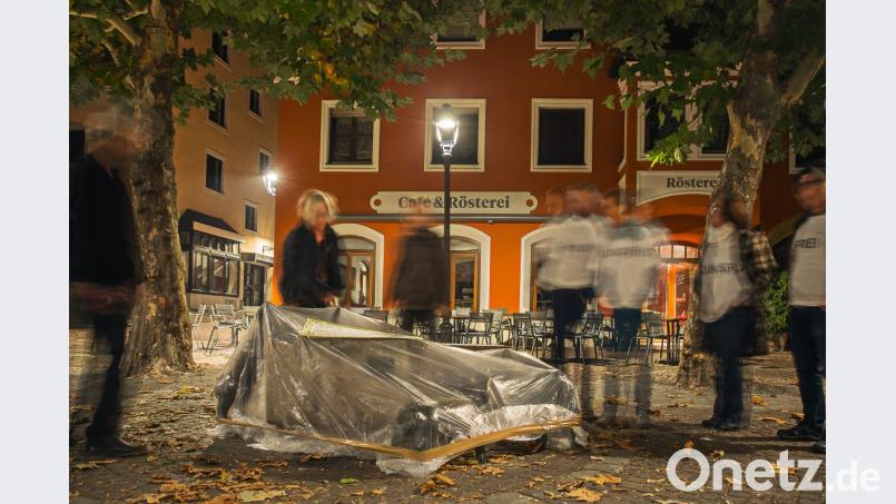 Protestaktion gegen AfD-Versammlung: Amberger Künstler verhüllen in der Nacht zum Donnerstag zehn Kunstwerke in der Stadt. Bild: exb/ Amberger Künstlerkollektiv
