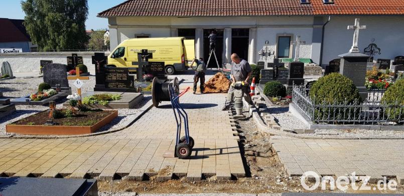 Die Besucher von Überführungen in der dunklen Jahreszeit werden es der Stadt danken. Sie ließ neue Brennstellen für eine bessere Ausleuchtung im Eingangsbereich der Leichenhalle errichten. Bild: dob