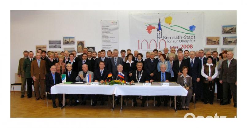 Zusammen mit Ehrenbürger und Altbürgermeister Peter Prechtl, Ehrenbürger Hans Vitzthum. Ehrenbürger und Altbürgermeister Rudolf Ponnath (sitzend von links), Franz Eckart (sitzend, Fünfter von links) und Elisabeth Nickl besiegeln zweiter Bürgermeister Josef Krauß, Rathauschef Werner Nickl (sitzend von rechts) sowie Stadtdirektor Branko Omahne (sitzend, Vierter von links) 2008 die Partnerschaft zwischen Zagorje ob Savi und Kemnath. Bild: exb
