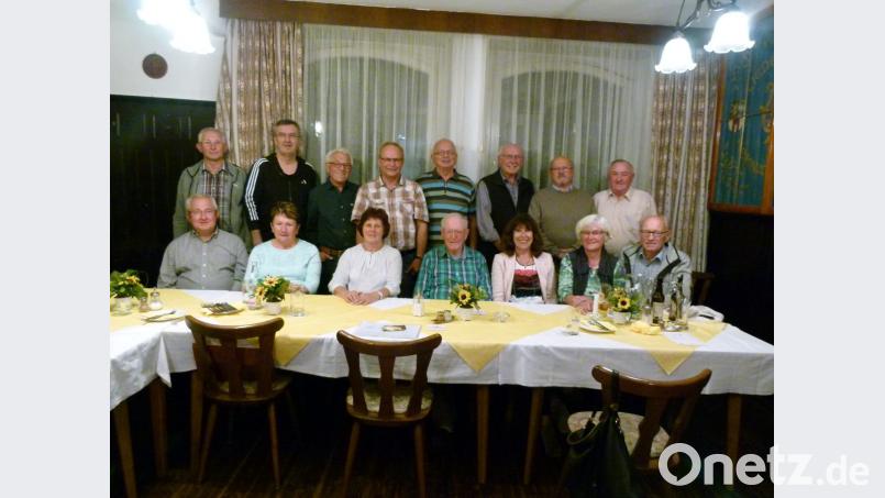 Josef Mittelmeier (Mitte sitzend) freut sich über die gute Resonanz, die sein Aufruf zum Ehemaligentreffen fand. Bild: rn