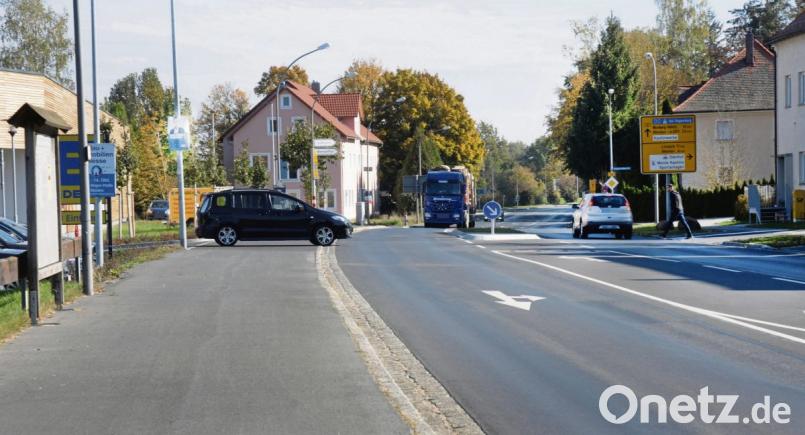 Trotz einiger kritischer Stimmen genehmigt der Hirschauer Stadtrat Bushaltestellen in der Georg-Schiffer-Straße – wenn auch vorerst nur auf Probe. In unmittelbarer Nähe sind die Ausfahrt des neuen Edeka-Markts (links), die Abzweigung nach Weiher (rechts) mit Querungshilfe für Fußgänger und Radler sowie ein Geh- und Radweg. Bild: Stephan Huber