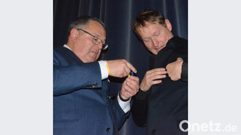 Zu dick ist die Jacke für die feine Nadel, die Dr. Frank Wohl (links) Peter Märtin anheften will. Bild: Kunz