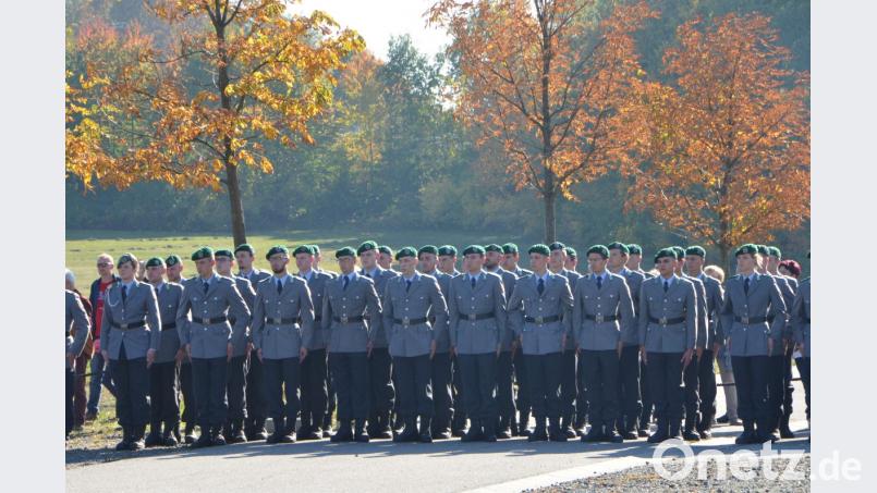 Die Rekruten sind in Reih&#039; und Glied angetreten. Das bunte Herbstlaub im Hintergrund bietet ein herrliches Panorama. Bild: dob