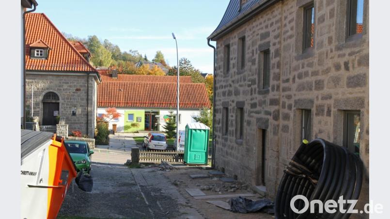 Die zwischen dem mächtigen Granitgebäude der Gemeinde (rechts), dem Theresienheim (links) und dem Kindergarten (Mitte) durchführende Staatsstraße ist für einen Tag unpassierbar. Bild: nm