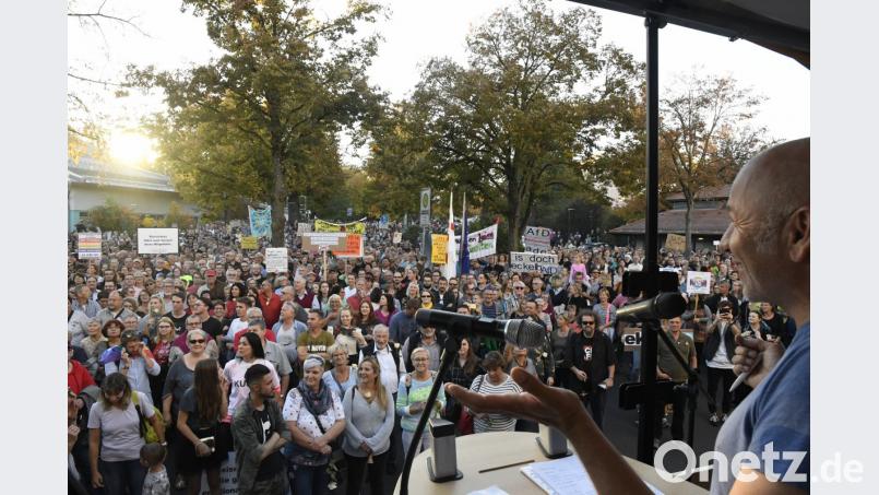 Draußen vor dem ACC demonstrierten laut Polizei ungefähr 3000 Leute gegen die AfD. Bild: Petra Hartl