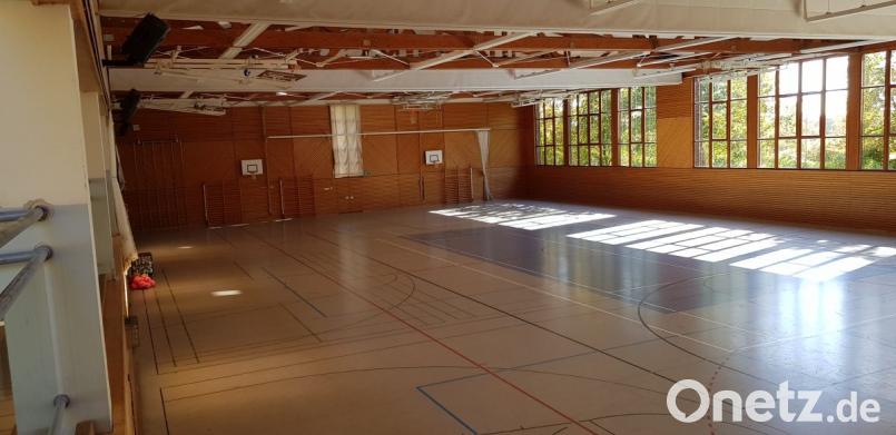 Die Dreifachturnhalle ist in die Jahre gekommen und durch die intensive Nutzung der Sportvereine sind Gebrauchsspuren erkennbar. Die Stadt schnürt deshalb ein Paket zur Generalsanierung. Bild: dob