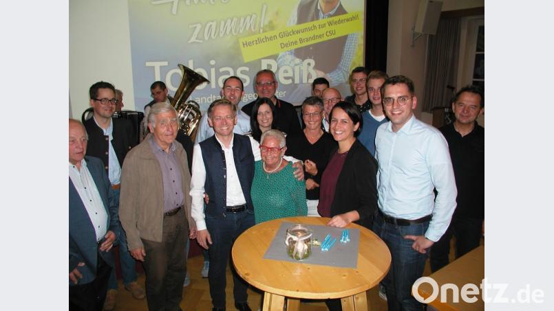 Anhänger und Freunde kommen nach Brand, um mit Landtagsabgeordnetem Tobias Reiß dessen Wiederwahl zu feiern. Bild: ld
