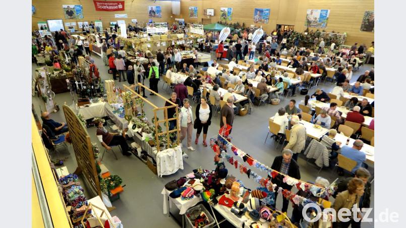 Der Erntedank-Bauernmarkt im Sportpark Schwarzenfeld erwies sich wieder als Besuchermagnet. In der Mitte der Halle war genügend Platz zum Brotzeitmachen. Um die Tische herum postierten sich die Händler mit ihren Ständen. Bild: Hirsch