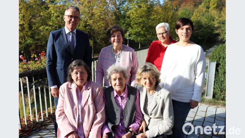 Jubilarin Romana Spada ((sitzend, Mitte) mit ihren Töchtern Gertrud (links), Dagmar (rechts) und Karin (stehend, Mitte) sowie Bürgermeister Franz Stahl, Pflegedienstleiterin Kerstin Mois (stehend, rechts) und Gisela Turnwald von der Hausverwaltung. Bild: Stadt Tirschenreuth