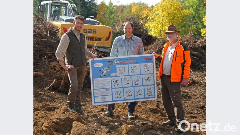 Die Infotafel ist schon da: Oswald Hamann, Stefan Schnurrer und Ingo Greim (von links) brachten die Übungsbeispiele für angehende Wintersportler mit zur Baustelle auf der Silberhütte. Bild: nm