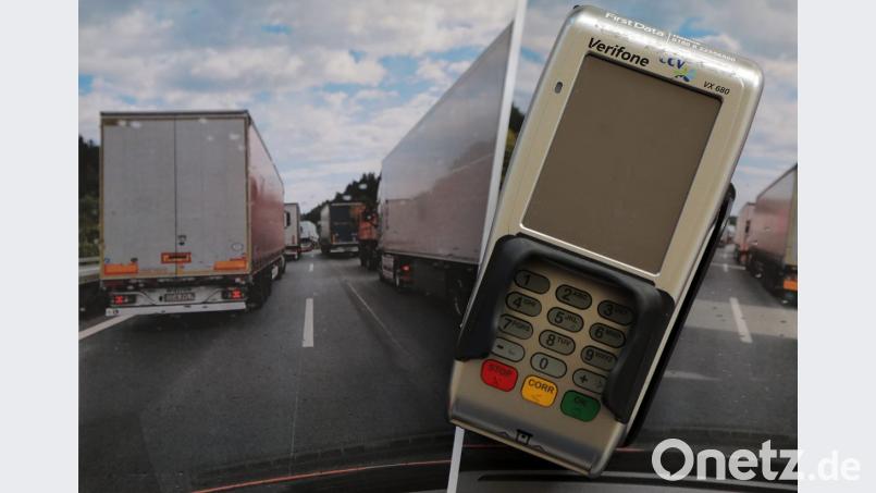 Wer die Rettungsgasse nicht bildet, Rettungskräfte behindert oder gar gefährdet, wird kräftig zur Kasse gebeten: Die Verkehrspolizei hat sogar ein mobiles Gerät für die Bezahlung mit EC-Karte. Bild: Wolfgang Steinbacher
