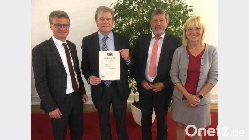 Zusammen mit Schulamtsdirektor Georg Kick (Zweiter von rechts) nahm Schulleiter Werner Winderl die Urkunde &quot;Schule mit dem Profil Inklusion&quot; aus den Händen von Kultusminister Bernd Sibler (links) und Staatssekretärin Carolina Trautner entgegen. Bild: akp