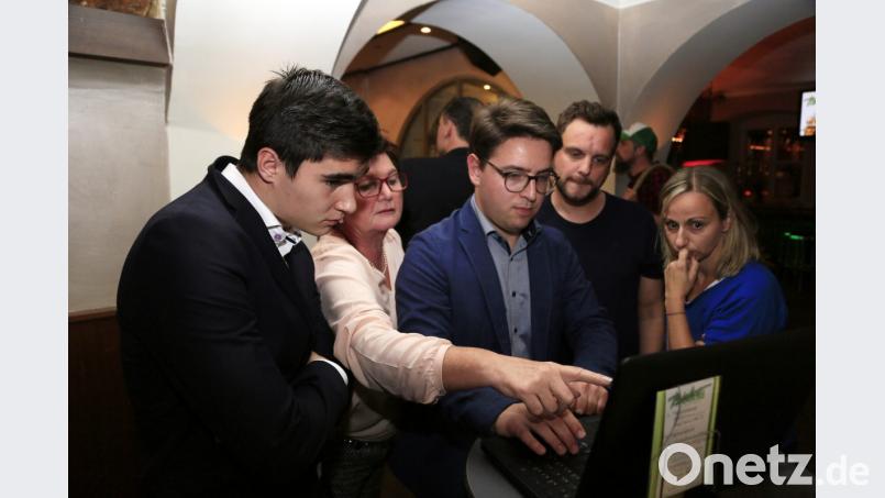 SPD-Direktkandidat Peter Wein (Mitte) studiert mit einigen Genossen seine Ergebnisse im Stimmkreis. Die Enttäuschung ist riesig. Bild: Hösamer