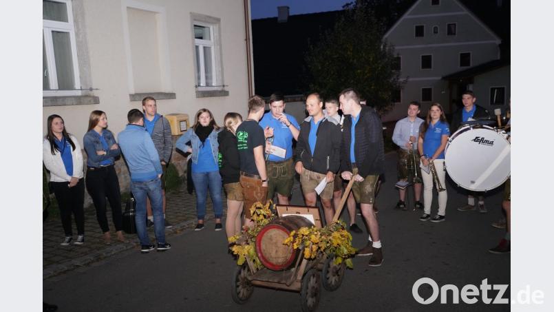 Die KLJB Waldthurn will beim Ehrenpatenbitten die Burkhardsriether mit einem Fass Bier &quot;gnädig&quot; stimmen Bild: fvo