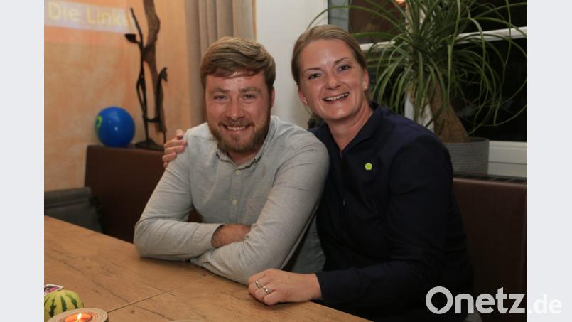 Der Direktkandidat von Bündnis 90/Die Grünen, Benjamin Quaas (links) und Bezirksvorsitzende Tina Winklmann freuen sich gemeinsam über den Wahlerfolg. Bild: Hösamer Bild: ch